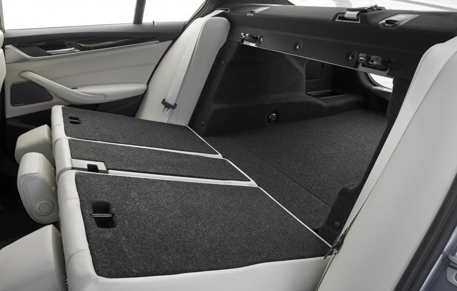 Интерьер BMW 540i Sedan M Sport 2017 года  (WW) (фото 74 из 98)